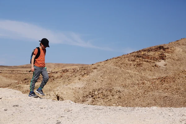 Jongen wandelen in de woestijn — Stockfoto