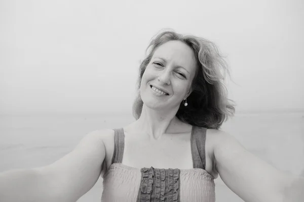 Žena se usmívá na pláži — Stock fotografie