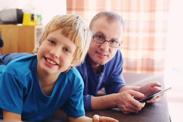 Padre e hijo jugando juegos — Foto de Stock