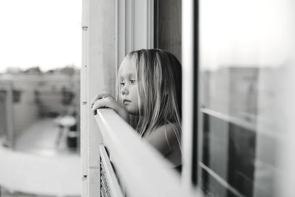 Fata care se uită pe stradă — Fotografie, imagine de stoc