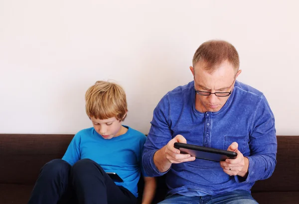 Padre e hijo jugando juegos — Foto de Stock