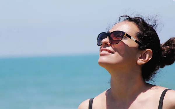 Belle femme sur la plage — Photo