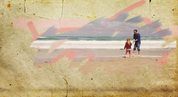 Père et fille sur la plage de sable — Photo