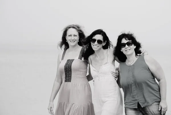 Friends walking at seaside — Stock Photo, Image