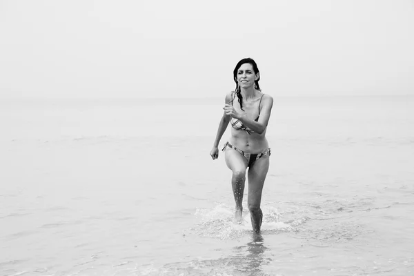 Mooie 35 jaar oude vrouw aan de zee — Stockfoto