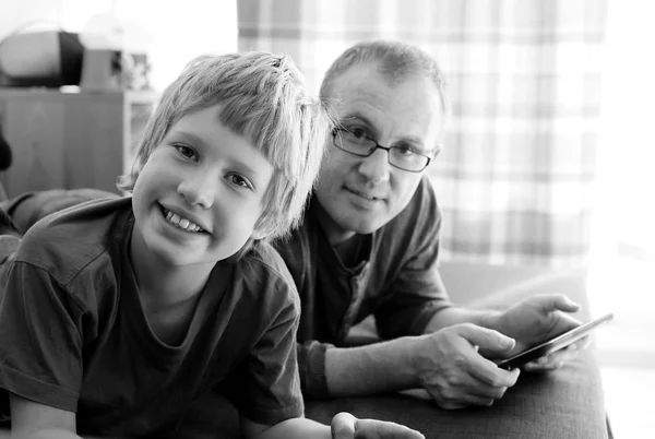 Far och son spelar spel — Stockfoto