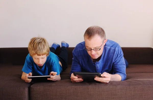 Father and son playing games — Stock Photo, Image