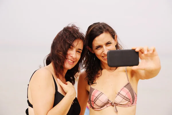 Amigos haciendo foto selfie —  Fotos de Stock