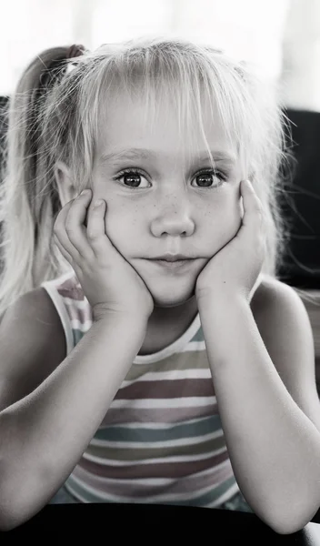 Portret van een schattig meisje — Stockfoto