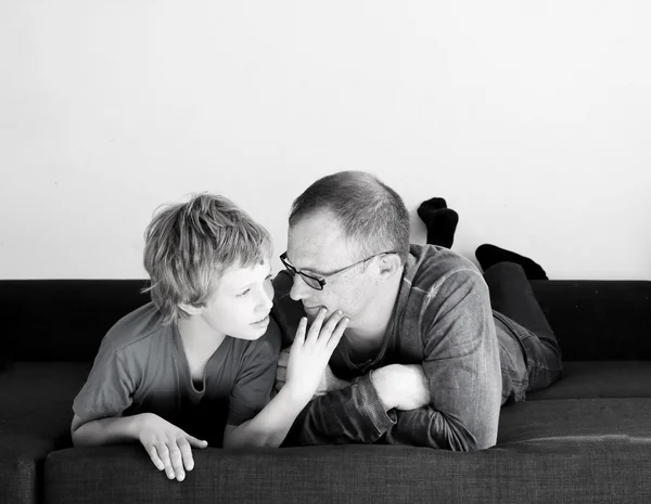 Padre e figlio sul letto — Foto Stock