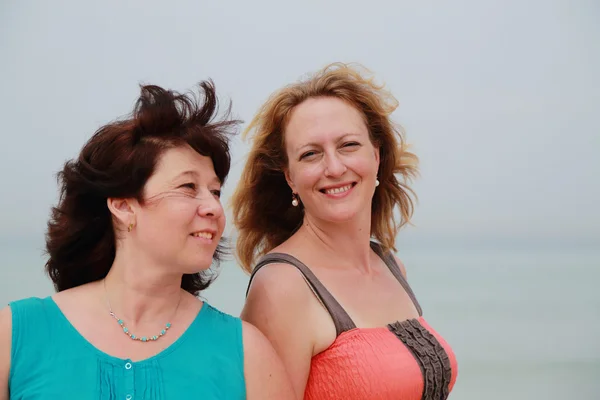 Friends walking at seaside — Stock Photo, Image