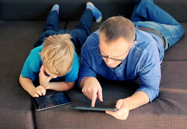 Vader en zoon spelen — Stockfoto