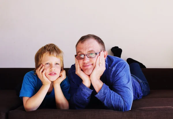 Padre e hijo en la cama — Foto de Stock