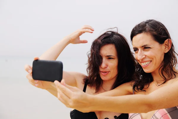 Amigos haciendo foto selfie — Foto de Stock