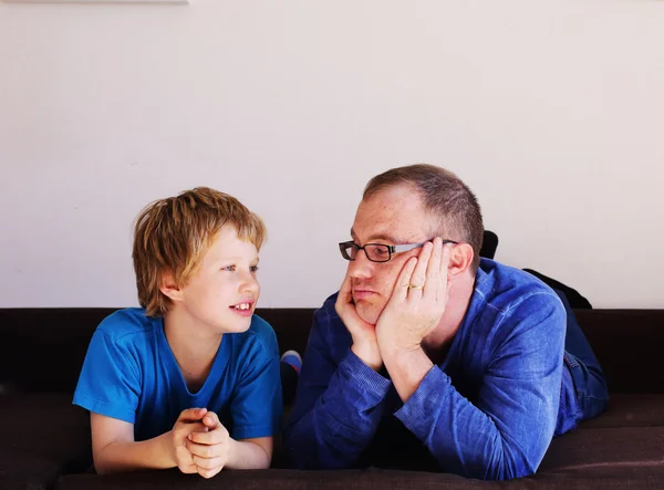 Père et fils sur le lit — Photo