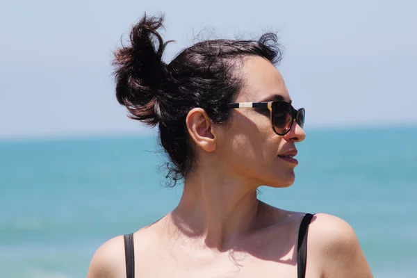 Beautiful woman on the beach — Stock Photo, Image