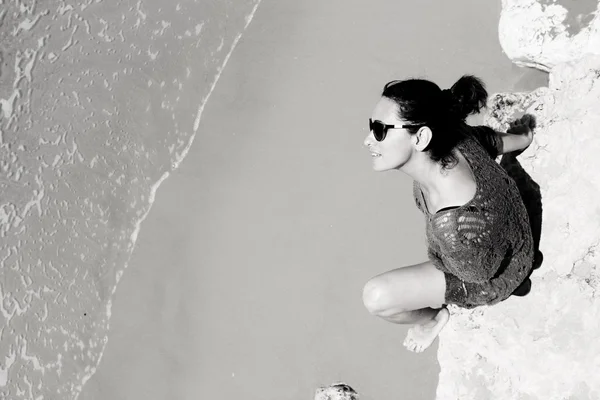 Kobieta siedząca na plaży — Zdjęcie stockowe