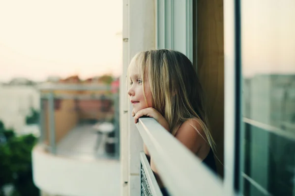 Ragazza guardando per la strada — Foto Stock