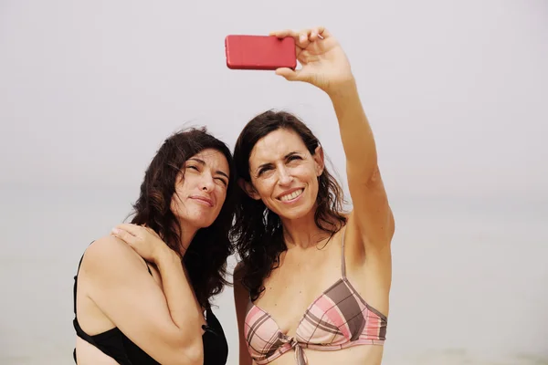 Amici che fanno foto selfie — Foto Stock