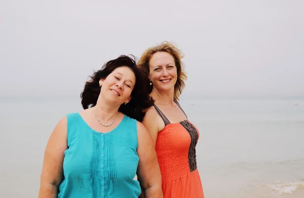 Mujeres de pie en la playa — Foto de Stock