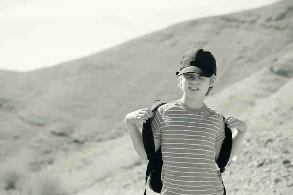 砂漠のハイキングの少年 — ストック写真