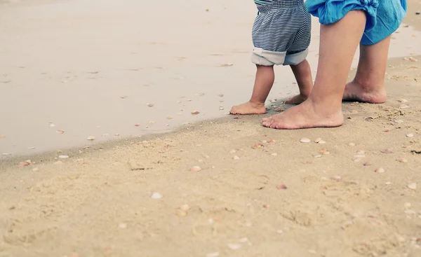 Baby's first steps — Stock Photo, Image