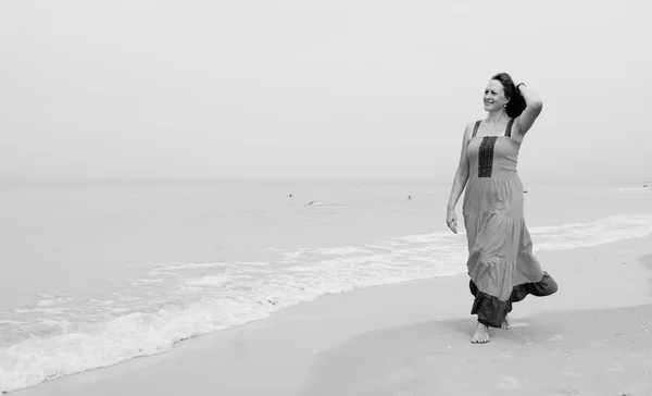 Donna che cammina sulla spiaggia — Foto Stock