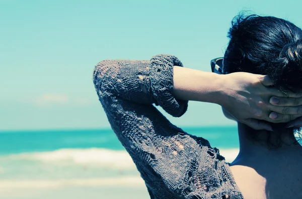 Vue arrière de la femme sur la plage — Photo