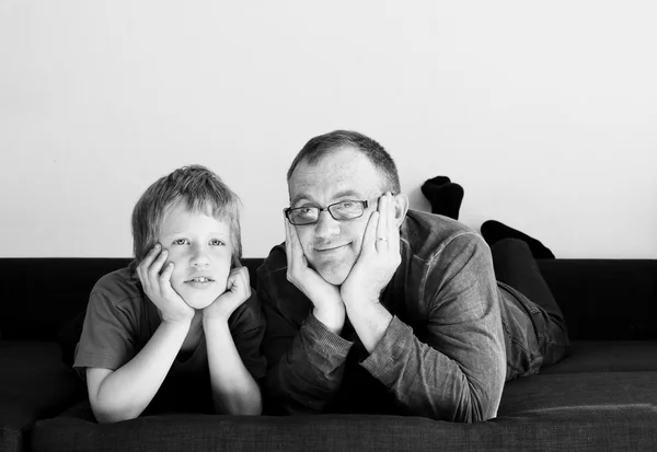 Far och son på sängen — Stockfoto
