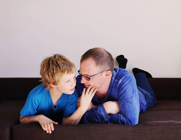 Pai e filho na cama — Fotografia de Stock