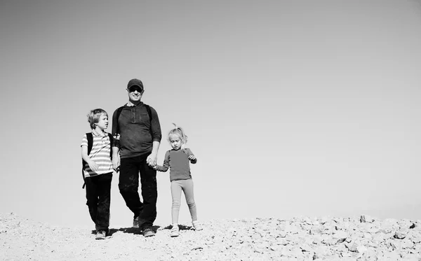 Pai viajando com dois filhos — Fotografia de Stock