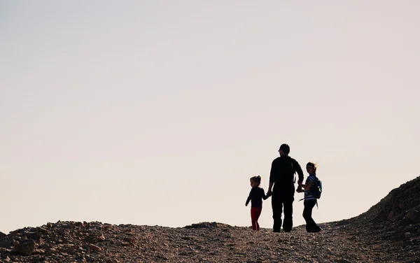 Padre in viaggio con due bambini — Foto Stock