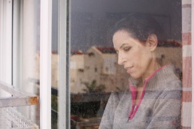 pencereden arayan kadın