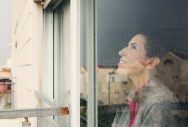 pencereden arayan kadın