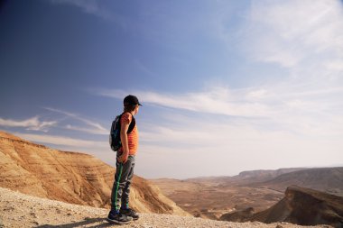 Çölde hiking çocuk