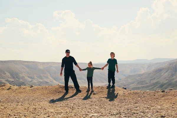 Father hiking with two kids — Stock Photo, Image