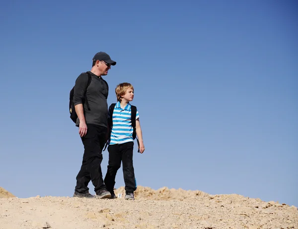 砂漠の父と息子は — ストック写真