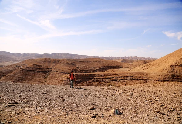 Boy senderismo en el desierto — Foto de Stock