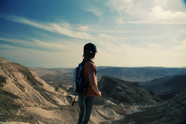 男孩在沙漠中徒步旅行 — 图库照片