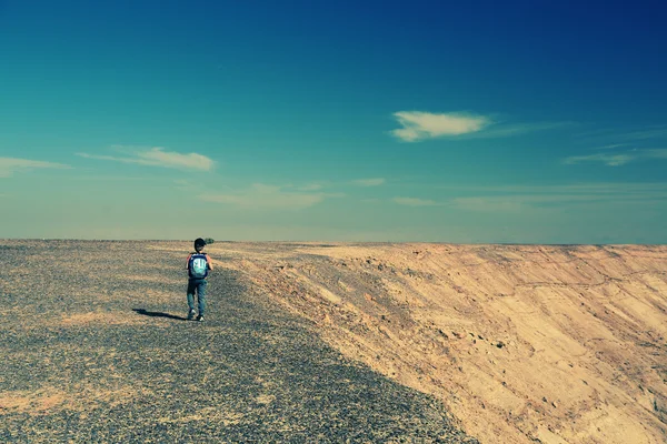 Boy hiking in the desert — Stock Photo, Image