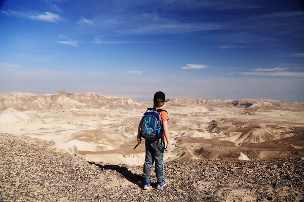 Jongen wandelen in de woestijn — Stockfoto