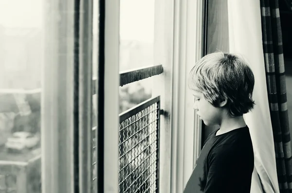 Garçon autiste regardant la pluie — Photo