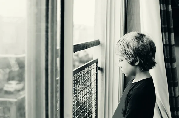 Autista mirando a la lluvia —  Fotos de Stock