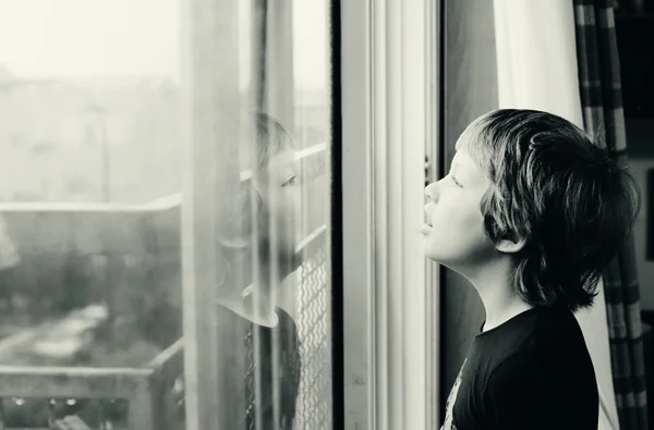 Garçon autiste regardant la pluie — Photo