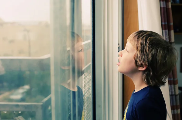 Autistico ragazzo guardando il pioggia — Foto Stock