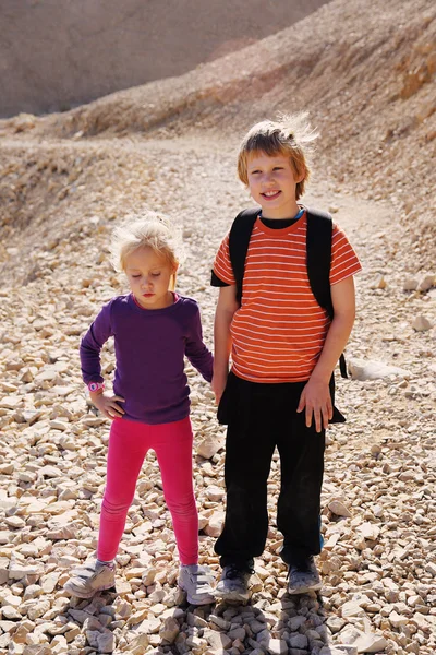 Flicka med hennes bror reser utomhus — Stockfoto