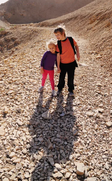 Ragazza con il fratello che viaggia all'aria aperta — Foto Stock