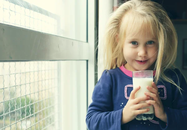 Bambina con bicchiere di latte — Foto Stock