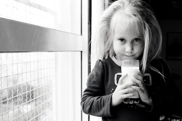 Dziewczynka z szklankę mleka — Zdjęcie stockowe