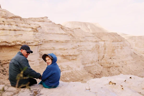 Father and son hiking together — Stock Photo, Image